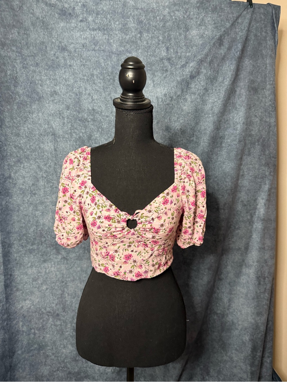 SO Pink Floral Cropped Puff-Sleeve Top